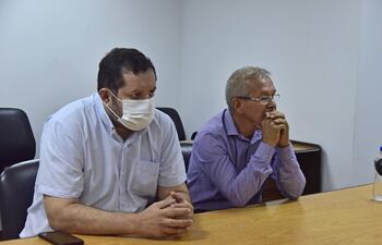 Sergio Escobar Amarilla (der.) y el abogado Cristian González, en la sala de juicios orales. Archivo Abc