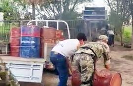 Decenas de tambores con combustible fueron decomisados.