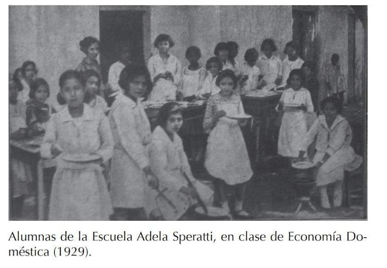 Alumnas de la Escuela Adela Speratti participan en una clase de Economía Doméstica en 1929.