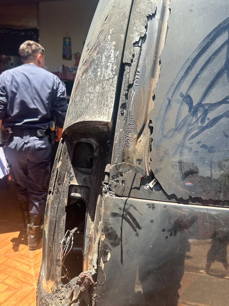 El vehículo del candidato fue alcanzado por las llamas.