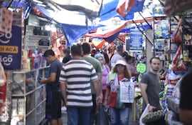 Municipalidad plantea la oficialización de la calidad de peatonales para algunas calles del Mercado 4, como Battilana (foto), que serían techadas, pero no hay dinero para las obras.