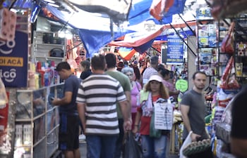 Municipalidad plantea la oficialización de la calidad de peatonales para algunas calles del Mercado 4, como Battilana (foto), que serían techadas, pero no hay dinero para las obras.