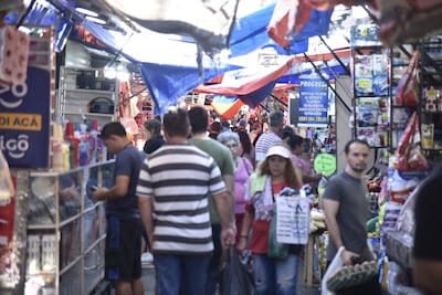 Municipalidad plantea la oficialización de la calidad de peatonales para algunas calles del Mercado 4, como Battilana (foto), que serían techadas, pero no hay dinero para las obras.