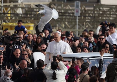 El Papa León XIV saaluda a los asistentes a la Audiencia del Jubileo en la plaza de San Pedro, en el Vaticano.