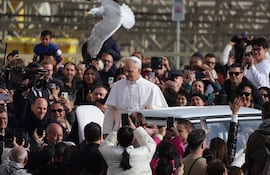 El Papa León XIV saaluda a los asistentes a la Audiencia del Jubileo en la plaza de San Pedro, en el Vaticano.