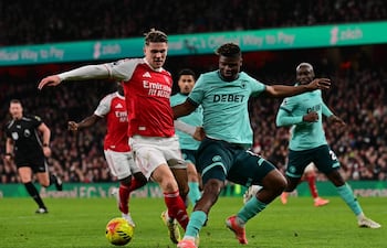 El delantero sueco del Arsenal, Viktor Gyokeres (I), disputa el balón con el defensa marfileño del Wolverhampton Wanderers, Emmanuel Agbadou (D), durante el partido de fútbol de la Premier League inglesa entre el Arsenal y el Wolverhampton Wanderers en el Emirates Stadium de Londres.