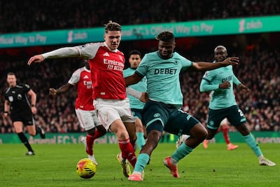 El delantero sueco del Arsenal, Viktor Gyokeres (I), disputa el balón con el defensa marfileño del Wolverhampton Wanderers, Emmanuel Agbadou (D), durante el partido de fútbol de la Premier League inglesa entre el Arsenal y el Wolverhampton Wanderers en el Emirates Stadium de Londres.