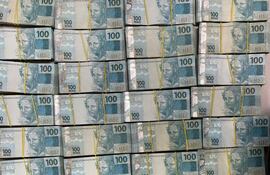 Los billetes incautados por los agentes de la Receita Federal en la cabecera del Puente de la Amistad.