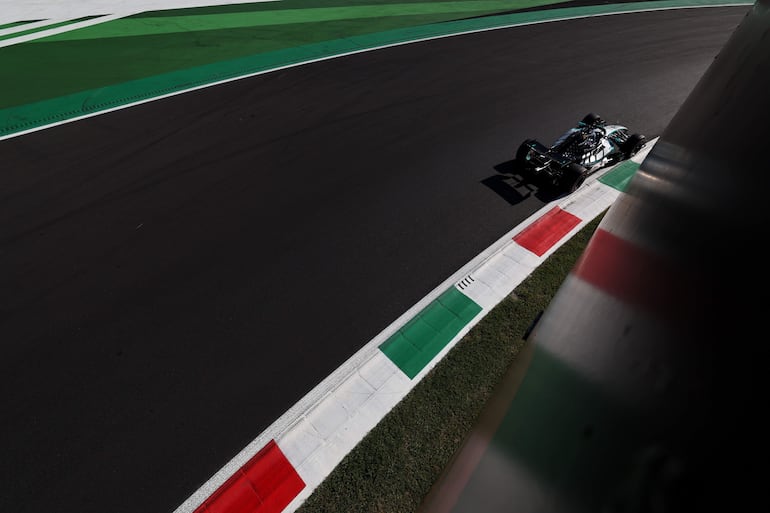 El monoplaza de Mercedes del piloto británico George Russell en el segundo ensayo libre del Gran Premio de Italia de la Fórmula 1 en el Circuito de Monza, en Monza, Italia. 
