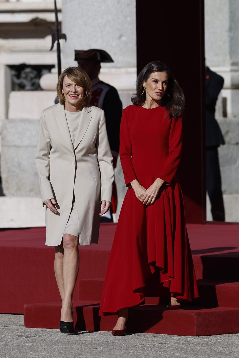 La reina Letizia lució espléndida con su vestido rojo con falda asimétrica. Acá la vemos con la  primera dama alemana Elke Büdenbender en el patio del Palacio Real de Madrid. (EFE/ Mariscal)

