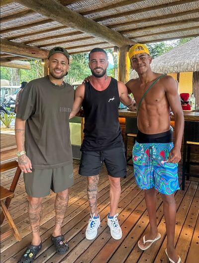 Lamine Yamal Nasraoui Ebana (17 años), joven superestrella de Barcelona FC, junto a su ídolo, el brasileño Neymar Jr.