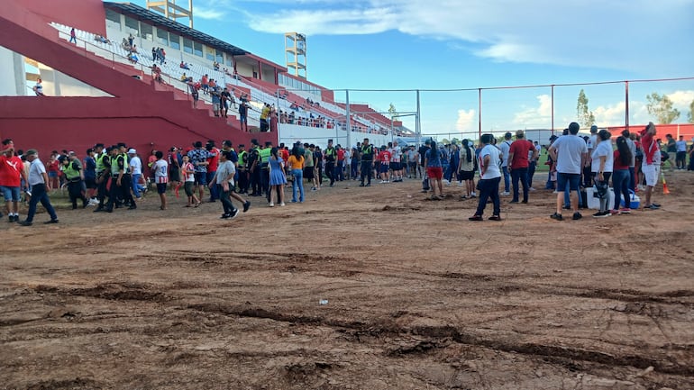 Sitio donde el Presidente Santiago Peña estacionó el vehículo presidencial.