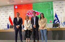 Justo Villar, Silvia Caballero, Bruno Yuli e Ylenia Peralta durante la presentación de “Canchita de mi barrio”, en la APF.
