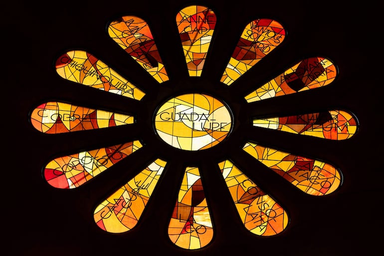Una fotografía tomada el 3 de febrero de 2026 muestra una vista de los vitrales de la Basílica de la Sagrada Familia, obra del arquitecto español Antoni Gaudí, en Barcelona.