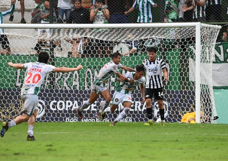 El volante ofensivo de Rubio Ñu, Carlos Giménez celebra su anotación con Rodi Ferreira y Fernando "Chapa" Martínez, en medio del lamento de Alexis Fretes.