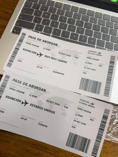 Dos boletos de avión sobre un teclado, a nombre de Yamil Esgaiib, con detalles de vuelo y asientos.