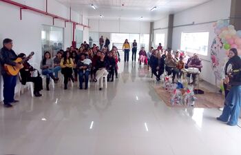 Las madres trabajadoras del mercado municipal de Santaní celebraron su día en su lugar de trabajo.