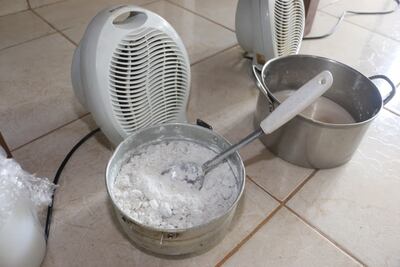 Evidencias incautadas en el laboratorio de procesamiento artesanal de cocaína en la ciudad de Ñemby.