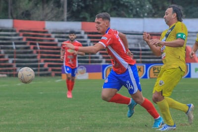 Elías Saavedra avanza ante la persecución del experimentado volente "canario" Osmar Molinas. (Foto: APF)