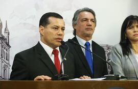 El equipo de la ANDE, encabezado por su presidente Félix Sosa, cuando anunció en Mburuvicha róga la licitación para la venta de la energía de la Central Acaray al mercado libre brasileño.