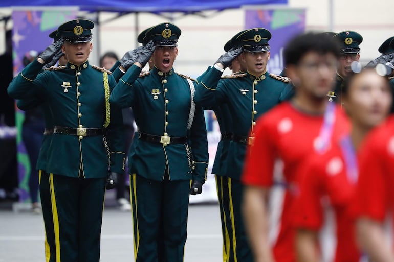 Los militares se pueden retirar automáticamente si otra persona más joven es ascendido a un cargo superior. No existe criterio técnico alguno que sostenga ese sitema.