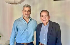 La fotografía que subió el expresidente Mario Abdo Benítez junto con el líder opositor venezolano Edmundo González Urrutia.