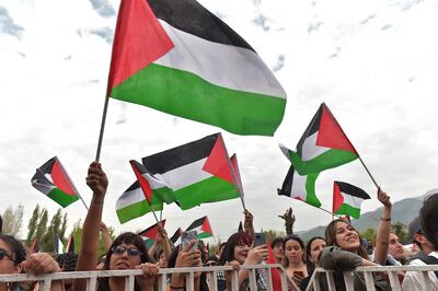 Manifestantes con banderas palestinas durante un festival musical en Santiago, Chile, el pasado miércoles.
