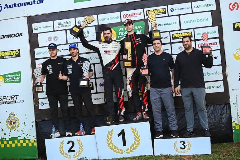 Podio de la clasificación final del SP de Arroyos y Esteros: Fabrizio Galanti y Tadeo Carrasco (centro), José Candia y Gonzalo Díaz de Vivar (izquierda) y Ricardo Fretes y Alfredo Méndez.