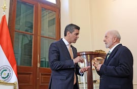 Santiago Peña y Lula Inácio Lula da Silva podrían reunirse este sábado, según anunció el ministro del MIC, Javier Giménez (ARCHIVO).