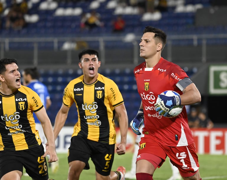 Servio había igualado, de penal, para Guaraní, la historia termina con la eliminación aborigen.