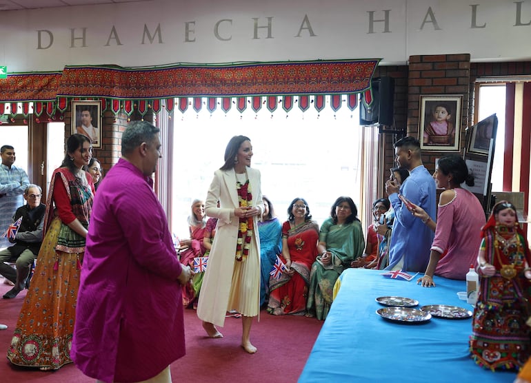 La princesa de Gales se reunió con fieles durante su visita al templo hindú Shreeji Dham Haveli en Leicester, en el centro de Inglaterra. (Darren Staples / POOL / AFP)