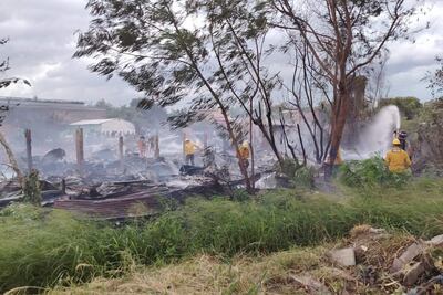 Integrantes de Bomberos de la Armada Paraguaya controlando el incendio en Villa Cangrejo, de Sajonia.