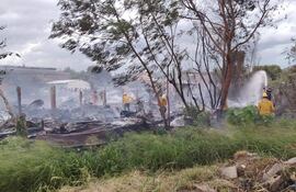 Integrantes de Bomberos de la Armada Paraguaya controlando el incendio en Villa Cangrejo, de Sajonia.
