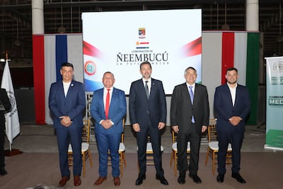 El vicepresidente de la República, Pedro Alliana; el gobernador de Ñeembucú, Víctor Hugo Fornerón (ANR); el ministro de Educación y Ciencias, Luis Ramírez, y el rector de la Universidad Nacional de Pilar, doctor Víctor Ríos Ojeda participaron del acto de la firma del acta e inicio de las obras para la escuela de medicina.