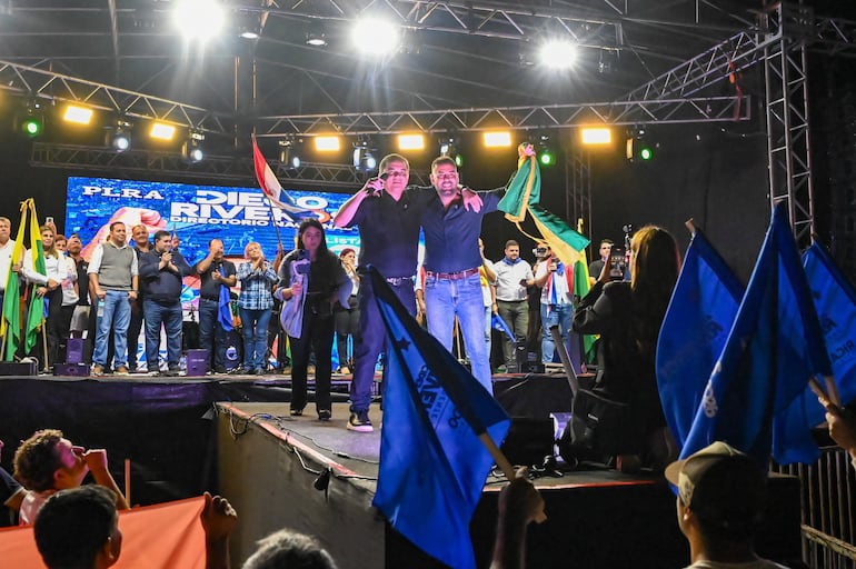 Diego Riveros y Víctor Zárate en un acto político de liberales y otras fuerzas opositoras en Caacupé.