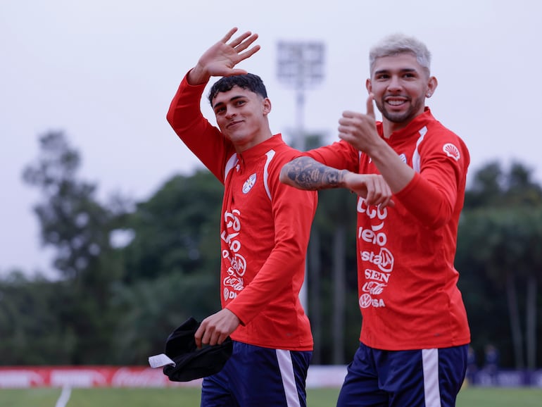 "Amiguito" Ramón Sosa y La Joya Julio Enciso en la práctica albirroja.