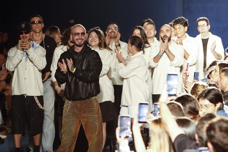 El cantante colombiano J Balvin (c) reacciona al finalizar la pasarela inaugural de Colombiamoda, en Medellín (Colombia). Con la pasarela Artisan Gang in The City, un desfile de la marca Vélez y el cantante colombiano J Balvin se realizó la apertura de Colombiamoda 2026.
