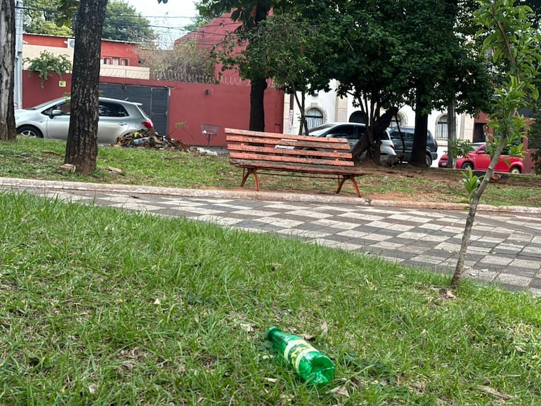 Basurales en el fondo de la plaza Rodríguez de Francia de Asunción.