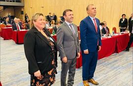 La senadora Zenaida Delgado (ANR, HC) juró el lunes como miembro titular del Parlasur el lunes en su sede en el Uruguay, en reemplazo de Norma Aquino alias Yamy Nal. Aparece junto al diputado Miguel del Puerto (ANR, HC) y con el senador Pedro "Pipo" Diaz Verón.