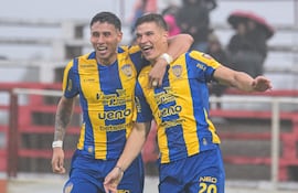El delantero Iván Maggi celebra el tanto de apertura en el marcador, acompañado por el mediocampista Tomás Ramiro Muro. (Foto: @CopaParaguayAPF)
