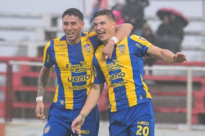 El delantero Iván Maggi celebra el tanto de apertura en el marcador, acompañado por el mediocampista Tomás Ramiro Muro. (Foto: @CopaParaguayAPF)