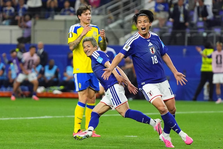 Daizen Maeda (#11) de Japón celebra el tanto apertura en el Estadio de Dallas, junto a Ayase Ueda (#18).