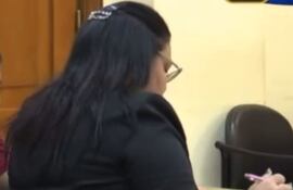 Anselmo Fidel Arrúa Cabrera, acusado de homicidio doloso y robo agravado en el caso del crimen del excapellán Saturnino López Cabrera, aparece junto a su abogada durante el juicio realizado hoy en el Palacio de Justicia de Luque.