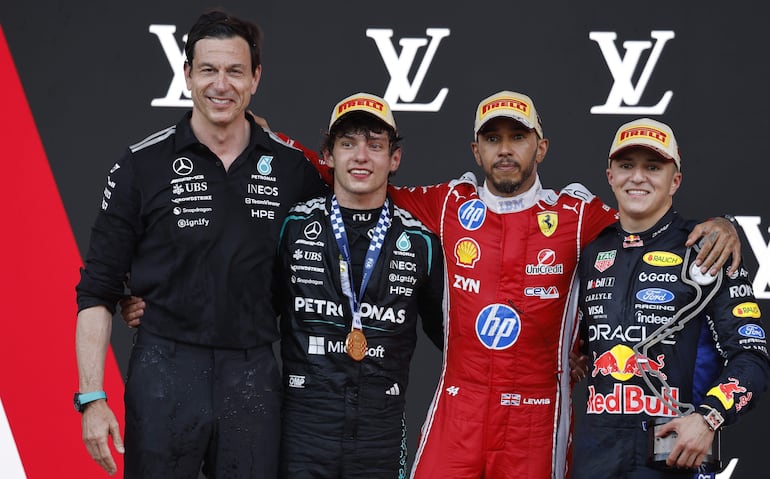 Toto Wolff, Andrea Kimi Antonelli, Lewis Hamilton e Isack Hadjar posan en el podio.