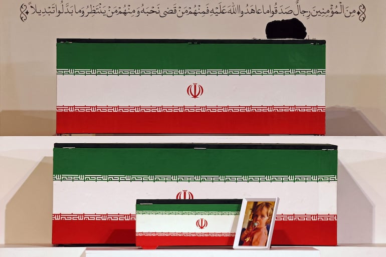 Los féretros del líder supremo iraní Alí Jamenei y de su nieta Zahra Mohammadi Golpayegani.