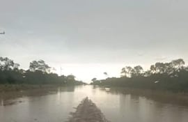 Ambiente lluvioso con un camino inundado, en el Alto Paraguay.