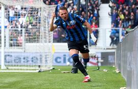 BERGAMO (Italy), 13/04/2025.- Atalanta's Mateo Retegui celebrates scoring the 1-0 goal during the Italian Serie A soccer match between Atalanta BC and Bologna FC 1909, in Bergamo, Italy, 13 April 2025. (Italia) EFE/EPA/MICHELE MARAVIGLIA