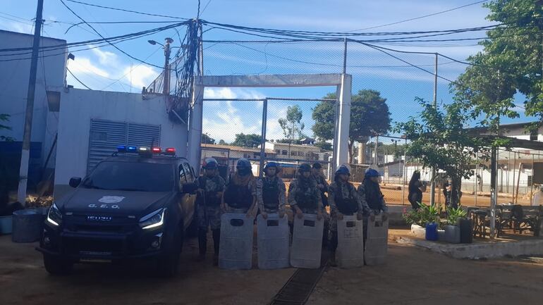 Agentes del Grupo Especial de Operaciones (GEO) acudieron al lugar para acompañar el cateo.