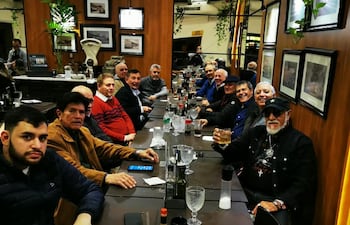 Reunión de algunos de los históricos vicecampeones mundiales del '76, con el Senador Luis Pettengil. Este miércoles habrá un homenaje en el Senado.