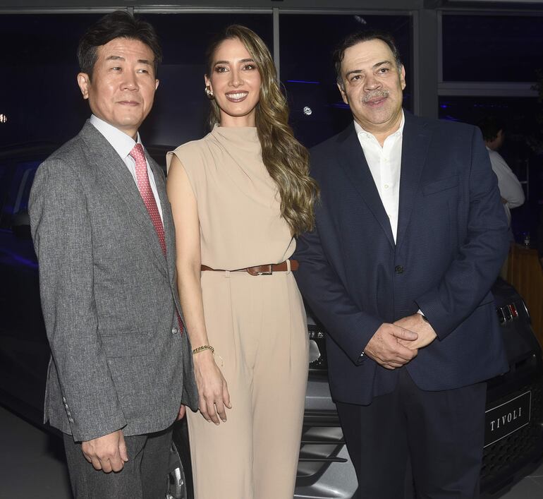 Ki Young Hwang, Karina Frutos y Rubén Bogarín.